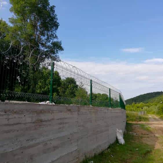 panel çit üzeri jiletli tel